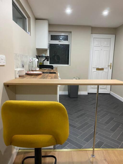 A Spacious Double Bed Studio Stoke-on-Trent Extérieur photo