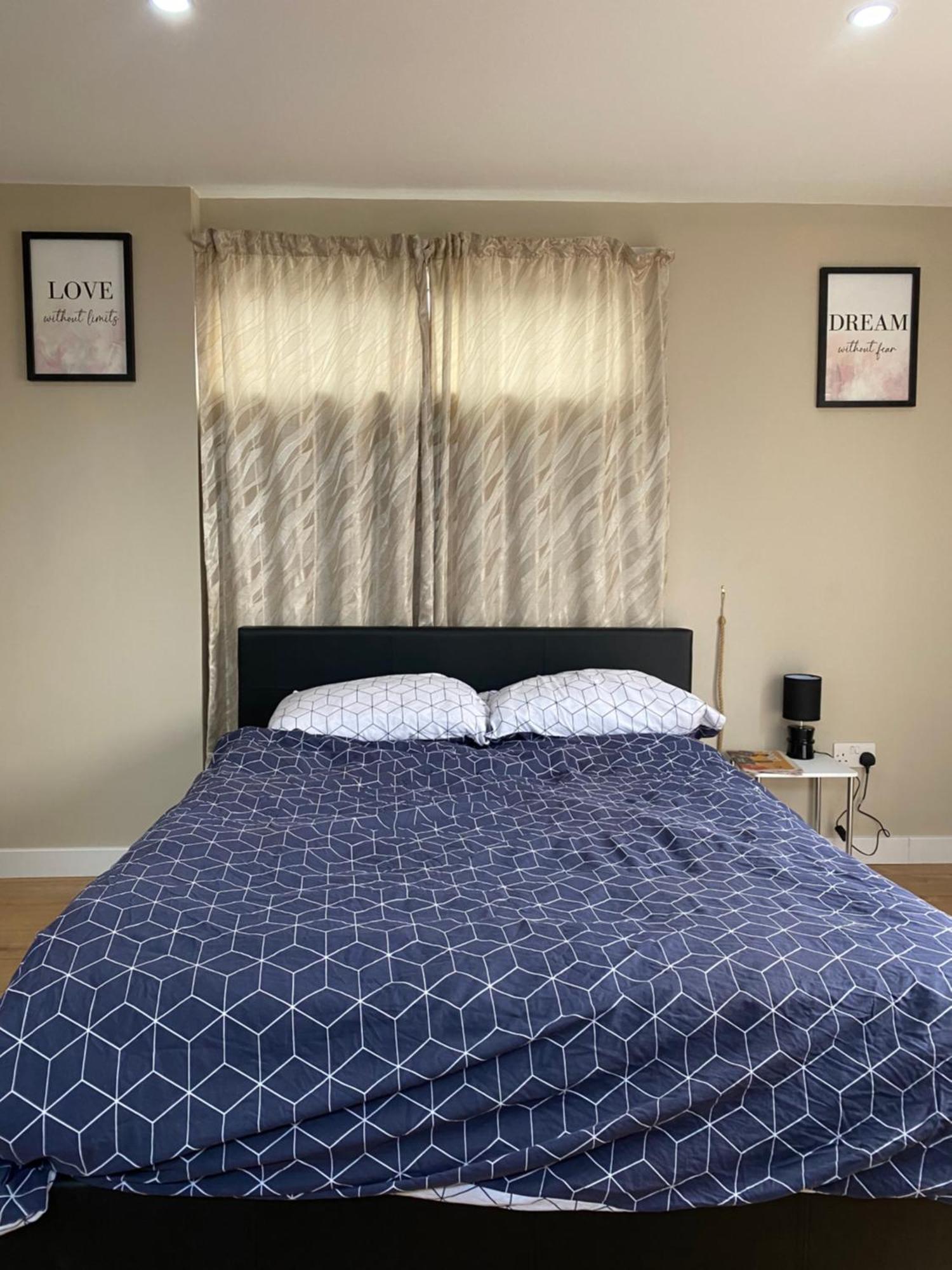 A Spacious Double Bed Studio Stoke-on-Trent Extérieur photo